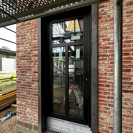 Kunststofffenster von SALAMANDER® "Made in Germany", beidseitig schwarz – die ideale Kombination mit schwarzen Rolladen aus Aluminium.
